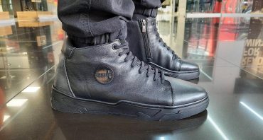 Botine din piele naturală.