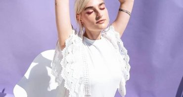 Горячие фэшн пирожочки лета — футболки с акцентом на плечи