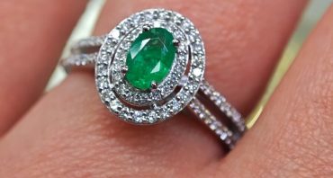 ✨ Eleganță Regală în Nuanțe de Smarald ✨