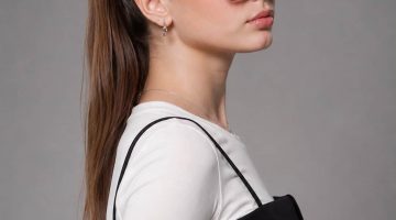 UN LOOK ȘCOLAR CU PERSONALITATE, DAR FĂRĂ EXAGERĂRI.