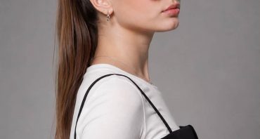 UN LOOK ȘCOLAR CU PERSONALITATE, DAR FĂRĂ EXAGERĂRI.