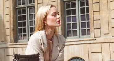 Коко Шанель добавила полосу кожи и перекинула её через плечо.